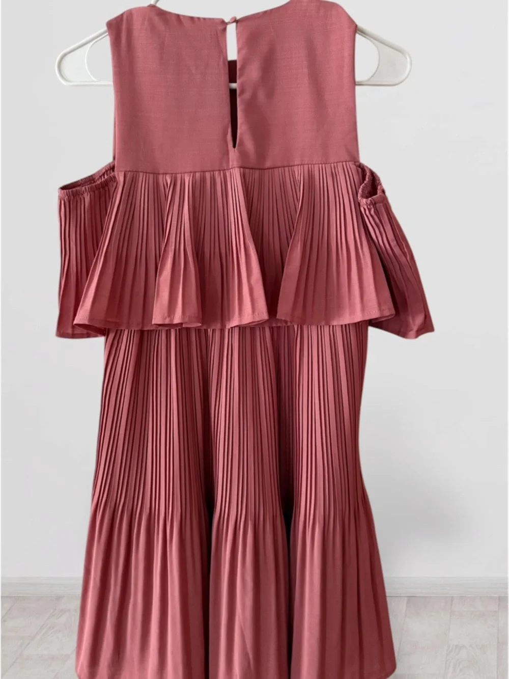 Saks Fifth Avenue Pleated Cold Shoulder Tiered Dress in Rose - Size S - Picture 3 of 7